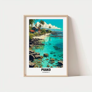 Può includere: Una stampa artistica incorniciata con una vivace scena costiera. L'opera raffigura un oceano turchese, una costa rocciosa e una spiaggia sabbiosa con palme ed edifici. Il testo "PUAKO HAWAII" è stampato in basso.