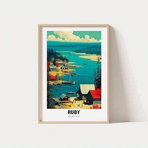 Puede incluir: Una impresión artística enmarcada que presenta un colorido paisaje de Ruby, Alaska. La obra de arte representa una escena fluvial con barcos, cabañas y exuberante vegetación bajo un cielo azul. La palabra "RUBY" está impresa en la parte inferior.