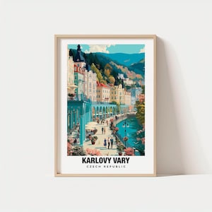 Puede incluir: Una impresión artística enmarcada que presenta una colorida ilustración de Karlovy Vary, República Checa. La obra de arte representa una vista panorámica de edificios a lo largo de un río, con personas paseando por el paseo marítimo. La impresión incluye el texto "KARLOVY VARY CZECH REPUBLIC".