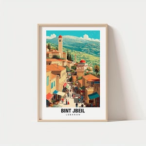 Puede incluir: Una impresión artística enmarcada que presenta una vibrante ilustración de Bint Jbeil, Líbano. La obra de arte representa una animada escena callejera con tejados de tejas rojas, una alta torre blanca y un telón de fondo montañoso. El texto "BINT JBEIL LEBANON" se muestra en la parte inferior.