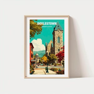 Puede incluir: Una impresión artística enmarcada que presenta una ilustración estilizada de Doylestown, Pensilvania. La obra de arte muestra una escena callejera con una iglesia, edificios y árboles bajo un cielo turquesa. El texto "DOYLESTOWN PENNSYLVANIA" está en la parte superior.