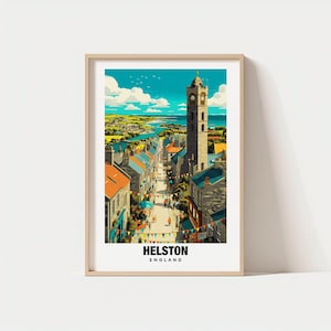 Puede incluir: Una impresión enmarcada que presenta una ilustración estilizada de Helston, Inglaterra. La obra de arte representa una escena callejera con una alta torre del reloj, edificios coloridos y una vista al mar. El texto "HELSTON ENGLAND" se muestra en la parte inferior.