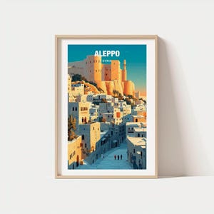 Può includere: Stampa artistica incorniciata con un'illustrazione stilizzata di Aleppo, in Siria. L'opera raffigura un paesaggio urbano con una grande fortezza su una collina, circondata da edifici bianchi e un cielo blu. La parola "Aleppo" è stampata in alto.