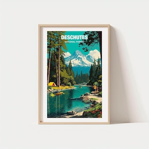 Puede incluir: Una impresión artística enmarcada que presenta una vista panorámica del Bosque Nacional Deschutes. La obra de arte representa un lago turquesa, montañas nevadas y exuberantes árboles verdes. El texto "DESCHUTES NATIONAL FOREST" se muestra en la parte superior.