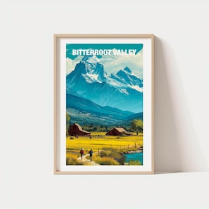 Puede incluir: Impresión artística enmarcada que representa el valle de Bitterroot en Montana. La obra muestra una cordillera con picos azules y blancos, un campo amarillo, graneros rojos y dos personas caminando por un sendero. El texto "BITTERROOT VALLEY" está en la parte superior.