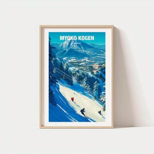 Puede incluir: Impresión enmarcada que presenta un paisaje invernal de Myoko Kogen, Japón. La obra de arte representa esquiadores en una ladera nevada, con una cordillera y edificios al fondo. El texto "MYOKO KOGEN JAPAN" está en la parte superior.