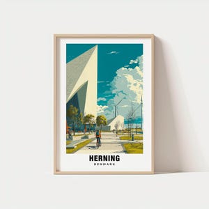 Puede incluir: Impresión artística enmarcada que presenta una ilustración estilizada de un edificio moderno en Herning, Dinamarca. Una persona anda en bicicleta por un camino frente al edificio. El cielo es azul con nubes blancas. El texto "HERNING DENMARK" está en la parte inferior.