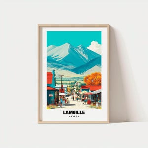 Op de afbeelding: Een ingelijste kunstdruk met een gestileerd landschap van Lamoille, Nevada. Het kunstwerk toont een straatbeeld met gebouwen, mensen en bergen op de achtergrond. De lucht is helder turkoois en de print zit in een houten lijst.