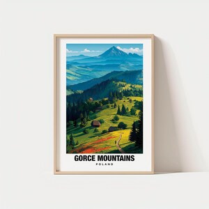 Può includere: Una stampa incorniciata dei monti Gorce in Polonia. L'opera raffigura un paesaggio vibrante con dolci colline verdi, fitte foreste e un'imponente montagna sotto un cielo blu. Il testo "GORCE MOUNTAINS POLAND" è in basso.