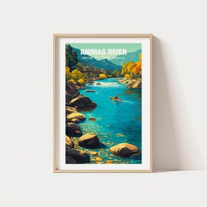 Puede incluir: Impresión artística enmarcada que representa el río Animas en los Estados Unidos de América. La obra muestra a un kayakista en agua turquesa, rodeado de rocas, árboles y montañas. El texto "ANIMAS RIVER" se muestra en la parte superior.