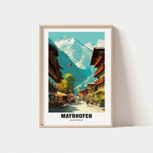 Könnte beinhalten: Ein gerahmter Druck mit einer malerischen Ansicht von Mayrhofen, Österreich. Das Kunstwerk zeigt eine Straßenszene mit Gebäuden, Menschen und schneebedeckten Bergen vor einem strahlend blauen Himmel. Der Druck enthält den Text "MAYRHOFEN AUSTRIA".