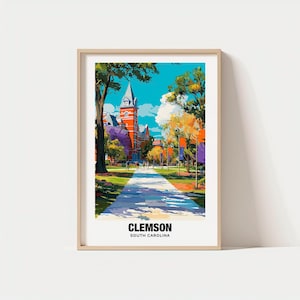 Puede incluir: Una impresión artística enmarcada con una vibrante ilustración de la Universidad de Clemson en Carolina del Sur. La obra de arte muestra un camino bordeado de árboles que conduce a un edificio de ladrillo con un alto campanario bajo un cielo azul brillante. El texto "CLEMSON SOUTH CAROLINA" está en la parte inferior.