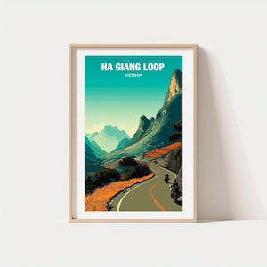 Pode incluir: Uma impressão artística emoldurada com uma vista panorâmica do circuito de Ha Giang no Vietname. A obra de arte mostra uma estrada sinuosa através de uma paisagem montanhosa com um céu azul-turquesa e o texto "HA GIANG LOOP VIETNAM". As motocicletas são visíveis na estrada.
