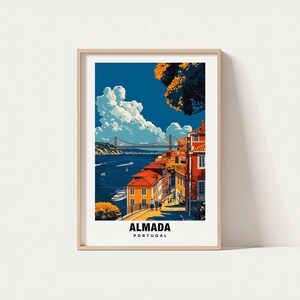 Impresión de Almada: Póster de Portugal, Arte de viaje, Escena costera, Vistas urbanas, Escapada panorámica, Encanto ribereño, Paisaje cultural, Póster urbano