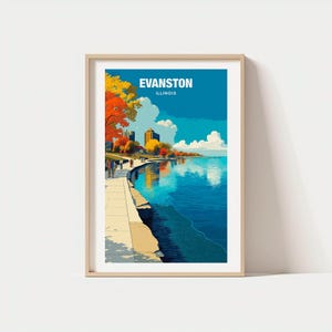 Pode incluir: Uma impressão artística emoldurada com uma ilustração vibrante de Evanston, Illinois. A obra de arte retrata uma orla pitoresca com um caminho, árvores com folhagem de outono e o horizonte da cidade sob um céu azul com nuvens. O texto "EVANSTON ILLINOIS" está no topo.