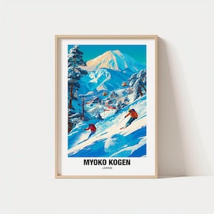 Puede incluir: Una impresión enmarcada de una escena montañosa nevada con dos esquiadores descendiendo una pendiente. La obra de arte presenta un cielo azul vibrante, árboles cubiertos de nieve y el texto "MYOKO KOGEN JAPAN" en la parte inferior.