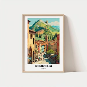 Puede incluir: Una impresión artística enmarcada de Brisighella, Italia. La imagen representa una colorida escena callejera con edificios en tonos amarillos, naranjas y rojos. Una montaña verde se alza en el fondo. La impresión incluye el texto "BRISIGHELLA ITALY".