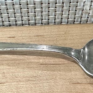 1900年代初頭のスターリングシルバー製ベビースプーン、イニシャル「S」刻印入り