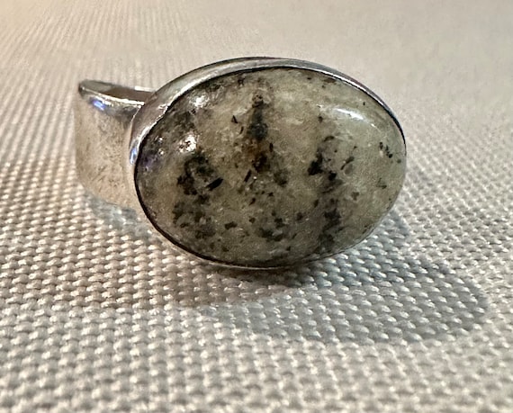 Vintage Sterling Silver Size 6 Marble or Jade Sto… - image 1