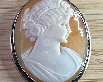 Vintage Antique .800 Silver European Made Hand Carved Shell Cameo Brooch/Pendant