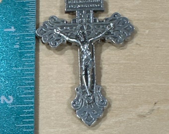 Jésus antique en argent sterling sur croix ou crucifix avec gravures bibliques et latines