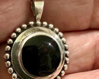 Colgante vintage de plata de ley y ónix negro superoscuro estilo suroeste, con doble marca