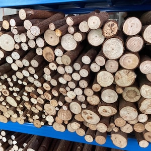 Rustikales Holzscheit Dekor - natürlicher massiver Zedernstab für Kamin Styling, Haus & Event Display (17,7 "oder 11,8" Höhe, 3,8" Durchmesser)