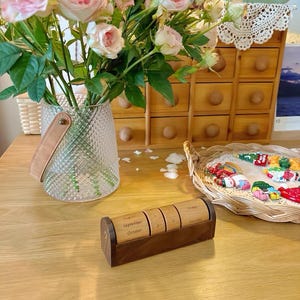 Calendario perpetuo in legno fatto a mano, arredamento per scrivania in noce nero e frassino per soggiorno, camera da letto, ufficio, design minimalista e senza tempo