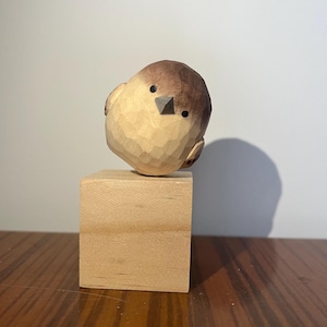 Figura de pájaro de madera hecha a mano, miniescultura de mascota de madera, gorrión de madera pequeño, decoración para el hogar, decoración de animales del bosque, bonita decoración de mesa.