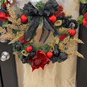Corona di Natale rossa, nera e oro