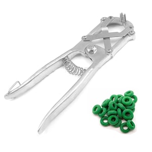 Könnte beinhalten: Ein silbernes Metall-Ohranhänger-Applikatorwerkzeug mit einer Feder und einem Haufen grüner Gummiringe. Das Werkzeug hat lange Griffe und einen klappbaren Kopf.