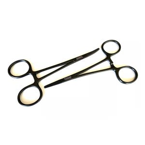 Puede incluir: Dos hemostáticos negros, también conocidos como pinzas mosquitos, con marcas de acero inoxidable. Los hemostáticos son una herramienta quirúrgica utilizada para sujetar vasos sanguíneos.