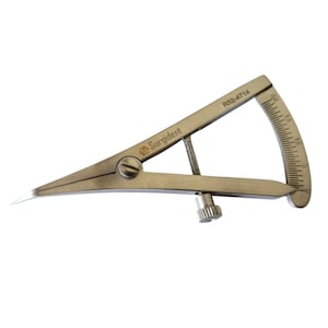 Puede incluir: Un calibrador Surgident plateado con una punta y una escala curva marcada de 0 a 20. El calibrador tiene un ajuste de tornillo y el texto "R52-4714" está impreso en el brazo superior.