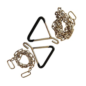 Könnte beinhalten: Zwei Sets aus Metall-Schaukelgriffen, jeweils in dreieckiger Form mit einem schwarzen Kunststoffgriff auf einer Seite und einem silbernen Metallhaken auf der anderen, verbunden mit einer langen, silberfarbenen Metallgliederkette mit rechteckigen Endstücken.