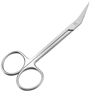 Puede incluir: Un par de tijeras pequeñas de metal plateado brillante. Las tijeras tienen dos agujeros para los dedos y una punta afilada. Las hojas están ligeramente curvadas y las tijeras parecen nuevas.