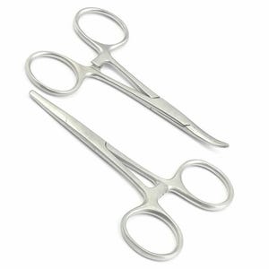 Puede incluir: Dos pinzas quirúrgicas de acero inoxidable con asas de anillo. Una pinza tiene una punta curva y la otra una punta recta. Los instrumentos están diseñados para uso médico y están sobre un fondo blanco.