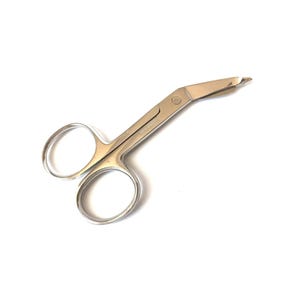 Op de afbeelding: Een roestvrijstalen verbandenschaar met een gebogen mes en een veerbelaste handgreep. De schaar is ontworpen voor het knippen van verbanden en andere materialen.