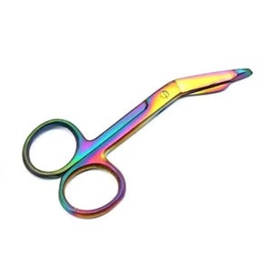 Pode incluir: Tesoura arco-íris com lâmina curva e orifícios redondos para os dedos. A tesoura tem um acabamento vibrante e iridescente, com cores que mudam de verde para azul e amarelo. As lâminas estão ligeiramente abertas, sugerindo que estão prontas para uso.