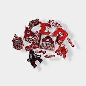 Może przedstawiać: Kolekcja czerwonych i białych haftowanych naszywek z różnymi wzorami i napisami. Naszywki zawierają greckie litery, liczbę 1913 oraz słowa "Delta", "Sisterhood" i "Co-Oop". Naszywki są prawdopodobnie przeznaczone dla bractwa lub podobnej organizacji.