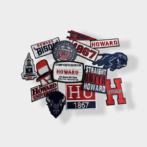Op de afbeelding: Een verzameling geborduurde patches met verschillende ontwerpen en tekst. Patches met de woorden "HOWARD", "BISON", "1867" en "STRAIGHT OUTTA HOWARD". De kleuren zijn rood, wit en marineblauw.
