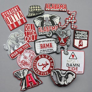 Könnte beinhalten: Eine Sammlung gestickter Aufnäher mit Motiven der University of Alabama Crimson Tide. Designs beinhalten das Wort "Bama", ein Elefantenmaskottchen, den Buchstaben "A" und Sätze wie "Roll Tide" und "Where Legends Are Made".