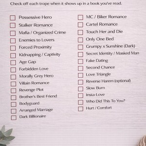 K&ouml;nnte beinhalten: Eine Checkliste mit dem Titel "DARK ROMANCE TROPES CHECKLIST" mit einer Liste von Roman-Tropen. Die Liste enth&auml;lt Tropen wie "Possessive Hero", "Stalker Romance" und "Mafia / Organized Crime". Die Checkliste befindet sich auf hellem Hintergrund.