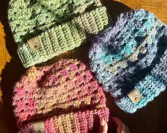 Gorro de moño desordenado de crochet con punto de abuela hecho a mano: gorro de invierno con cola de caballo