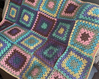 Manta de ganchillo cuadrada hecha a mano estilo abuela en tonos pastel, manta afgana de estilo cottagecore.