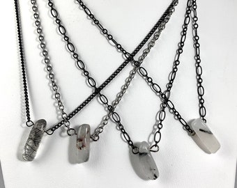 Collier en quartz rutile : chaîne en bronze, pierre noire et blanche