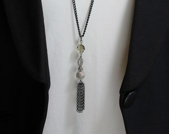 Collar colgante de borla negra / Ágata gris, labradorita, cristal y colgante de Bali / Colgante gris con cadena de bordillo negro / Regalo único para ella