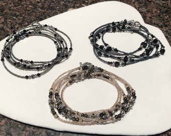 Bracelet croisé/collier de perles Taupe ou gris / Bracelet croisé ou collier de ton neutre / Cadeau polyvalent / Cadeau de Noël / Bracelet croisé