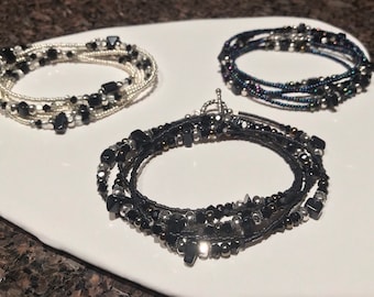 Wikkelarmband/ketting met zwarte en zilveren kralen / Zwartkleurige wikkelarmband of lange ketting / Veelzijdig cadeau / Kerstcadeau / Wikkelarmband