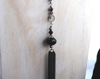 Pendentif pampille noir / Chaîne fantaisie noire / Onyx, quartz rutile, cristaux Swarovski et pendentif Bali / Collier long superposé / Chaîne noire