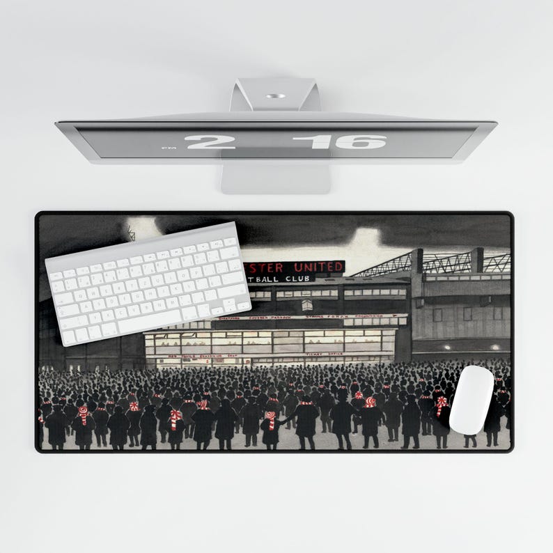 Manchester United voetbalthema grote bureaumat cadeau nostalgische Old Trafford cadeau voor opa unieke man United verjaardagscadeau voor man afbeelding 3